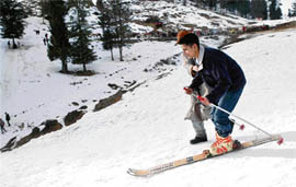 Tourists enjoy a skiing lesson at Solang.