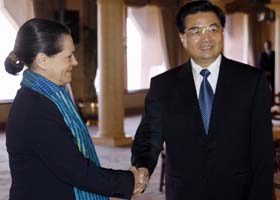 Chinese President Hu Jintao shakes hands with AICC Chairperson Sonia Gandhi before their meeting in New Delhi