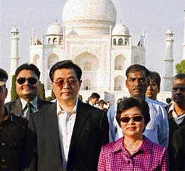 Chinese President Hu Jintao and his wife Liu Yongquing pose in front of the Taj Mahal in Agra