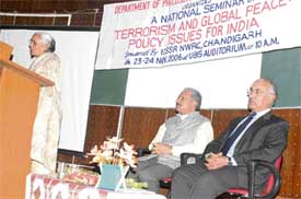 Prof Veena Kapoor thanks Senior Associate Editor of The Tribune A.J. Philip