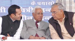 Haryana Governor A. R. Kidwai, flanked by Haryana Chief Minister Bhupinder Singh Hooda  and MP from Kurukshetra Navin Jindal, at a function in Kaithal