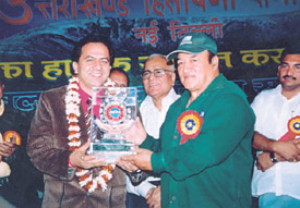 K.C. Baba, Kumaun Naresh and MP, presenting Ratan Singh with Uttrakhand Hitaishini Sabha's memento in the Capital.