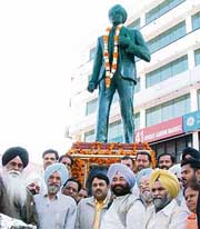 Mayor Nahar Singh Gill, and MLA Malkit Singh Dakha, after unveiling the statue of martyr Kartar Singh Sarabha in Ludhiana on Friday.