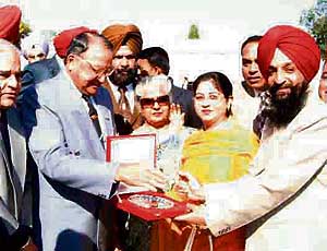 Ludhiana resident Upinder Pal Singh Sachdeva, who is an insurance investigator, surveyor and adjuster, was given the award of honour by the Indian Red Cross Society