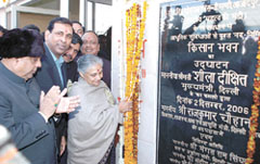 Delhi Chief Minister Sheila Dikshit inaugurating the new office complex of APMC at Azadpur fruit and vegetables market 