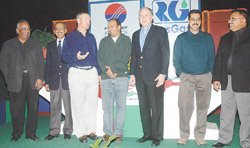 The winning participants of the second Golf Challenge 2006 tournament at the award function.