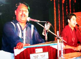 Sufi singer Allahditta Loneywala and his son perform in the Saanjh festival held in Amritsar 
