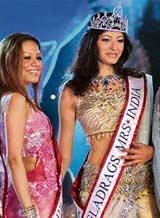 Winner of the Gladrags Mrs India Jimmy Nanda with second runner-up Nandini Baruah Jaajodia during the Gladrags Mrs India 2007 contest in Mumbai on Saturday night