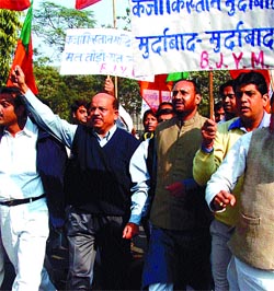 Delhi BJP President Harsh Vardhan protesting against the demolition of a temple in Khazakistan on Monday
