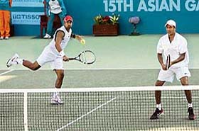 Leander Paes and Mahesh Bhupathi (right) in action during their mens doubles seminfinal against the Philippines Cecil Mamiit and Frederick Tanio