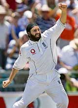 Englands Monty Panesar celebrates after taking the wicket of Australias Justin Langer on the first day of the third Ashes Test in Perth on Thursday