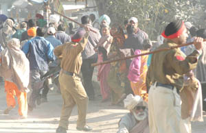 Police personnel lathi charge members of the Pendu Mazdoor Union protesting in front of Master Gurbanta Singh Memorial Janta College in Kartarpur 