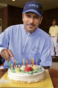 Jeev Milkha Singh cutting his birthday cake on his 35th birthday on day two of the Volvo Masters of Asia in Bangkok