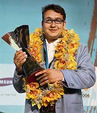 Jaspal Rana with the nomination trophy for the Most Valuable Player award of the Asian Games in Doha