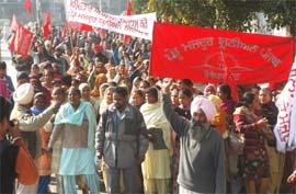 Members of the Pendu Mazdoor Union hold a protest against the police in Jalandhar on Monday.