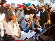 Mr Amarinder Singh, Chief Minister, Punjab, explains a point at a media conference at Jaure Pul near Ahmedgarh on Monday. 
