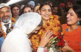 Manjit Kaur being greeted by family members and friends in Jalandhar on Tuesday