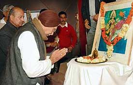 RSS chief K.S. Sudershan bows before a picture of "Bharat Mata" in Chandigarh on Thursday.