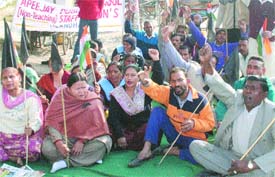Non-teaching staff of Apeejay Public School, Jalandhar, agitate in support of their demands on Friday