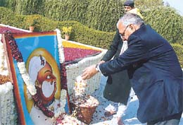 Haryana Chief Minister Bhupinder Singh Hooda paying floral tributes to Maharaja Surajmal at his samadhi on his martyrdom day. 
