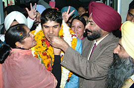 Parents offer sweets and hugs to golfer Gaganjit Bhullar