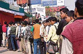 Trinamool Congress chief Mamata Bannerjees supporters queue up to have a glimpse of their leader at Kolkata