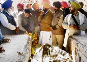 Mr Pryank Bharti, ADC (D), lays a wreath on the body of Capt Rattan Singh, a former minister and freedom fighter, on behalf of Capt Amarinder Singh, Chief Minister, and Mr Ashok Kumar Gupta, Deputy Commissioner, before the cremation at Model Town Extension in Ludhiana