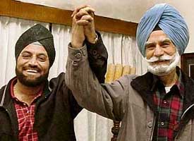 Malkit Singh Saund and Balbir Singh Senior are all smiles as they jointly volunteer to work for revival of Indian hockey.