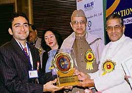 Akash Sharma receiving Bharat Udyog Ratan Award