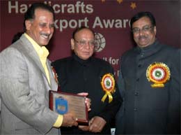 Union Minister of Textiles Shankersinh Vaghela (centre) presents a certificate to CMD of Golden Peacock Overseas Ltd Rajan Kapoor(left) at the 15th Handicrafts Export Awards distribution ceremony in New Delhi on Friday. Minister of State for Textiles E.V.K. S Elangovan is also seen in the picture. A total of 129 awards were given in 21 product categories.