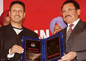 Chiranjeev Milkha Singh receives the Punjab Rattan Award from Punjab Golf Association President S.K. Sharma at Kisan Bhavan in Chandigarh