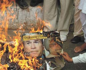 Activists of Loktantrik Samajwadi Party burning the effigies of US President George Bush and Prime Minister Manmohan Singh in protest against the execution of Saddam Hussain at Jantar Mantar