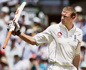 Englands Andrew Flintoff acknowledges the crowd after being dismissed for 89 runs on the second day of the fifth Ashes Test against Australia in Sydney on Wednesday