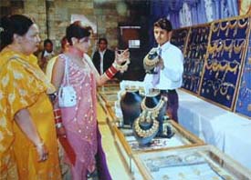 Madhuri Jewellers came out with a new 24-carat polished jewellery for those unable to purchase the precious metal due to soaring prices. Known as gold patra jewellery, the major constituents of the jewellery were silver and copper and it was in famous Rajasthani Rajkoti and Mumbai designs