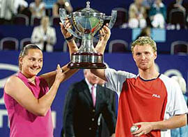Nadia Petrova (left) and Dmitry Tursunov of Russia hold the Hopman Cup after defeating Spains Anabel Medina Garrigues and Tommy Robredo in the final in Perth on Friday. 