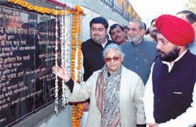 Delhi Chief Minister Sheila Dikshit inaugurating a community hall at Vikaspuri.