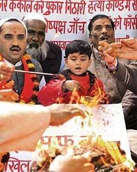 People pay homage to the children of Nithari village, who were brutally murdered, during a yajna organised by the Akhil Bharatiya Aggarwal Sabha at Jantar Mantar in New Delhi