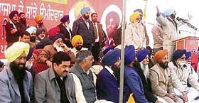 Mr Navjot Singh Sidhu, the BJP leader, makes a point at Dehlon rally