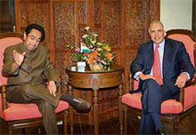 Commerce Minister Kamal Nath (left) talks with Vodafone's CEO Arun Sarin in New Delhi on Wednesday.