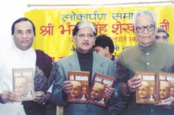 Vice-President Bhairon Singh Sekhawat along with Anil Shastri (centre) releases a book Lal Bahadur Shastri written by Narayan Aggarwal