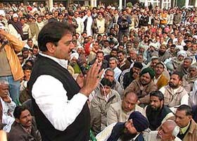 INLD leader Abhey Chautala addresses a gathering of party workers at the Mini-Secretariat in Yamunanagar