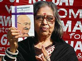 Mrs Tara Gandhi Bhattacharjee presenting a copy of the autobiography by M.K. Gandhi, at a function organized at the Sector 7 KB DAV School in Chandigarh
