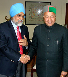 Himachal Pradesh Chief Minister Virbhadra Singh with Deputy Chairman of the Planning Commission Montek Singh Ahluwalia during a meeting on the Plan for 2007, at Yojna Bhavan in New Delhi on Wednesday.