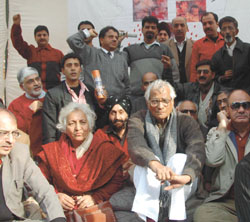 NDA convener George Fernandes sitting on a dharna with activists of the Kashmiri Samiti at Jantar Mantar in the Capital