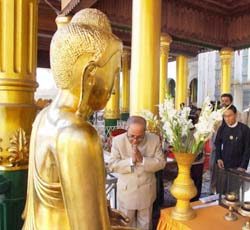 External Affairs Minister Pranab Mukherjee at Shwedagon Pagoda 