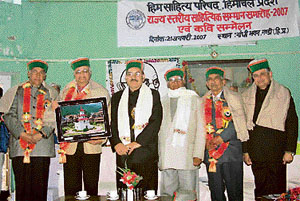 Mr Kaul Singh Thakur honours four poets in Mandi
