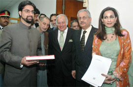 Leaders of the APHC Mirwaiz Umar Farooq (L) and Abdul Ghani Bhatt (2-L) arrive with Pakistani opposition leaders Sherry Rehman (R) and Raza Rabbani (2-R)prior to their meeting in Islamabad