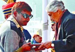 Chief Minister Sheila Dikshit presenting Uttam Jeevan Rakshak Medal to DTC driver Kuldeep Singh during the Republic Day celebrations at Chhatrasal Stadium in the Capital on Thursday. 