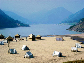Tents and cottages on the sand dunes for those who like to stay overnight and explore the jungle