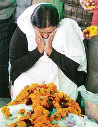 Daughter of noted writer Kamleshwar, who died on Saturday night, pays homage to her father before the cremation in New Delhi